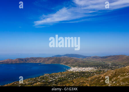 Karystos Stadtlandschaft gegen blauen Himmel und Meer, Euböa, Griechenland Stockfoto