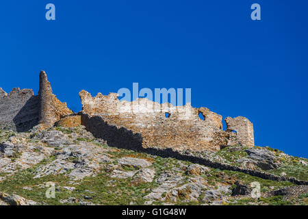 Castel Rosso auch bekannt als rotes Schloss in der Nähe von Karystos, Euböa, Griechenland gegen einen blauen Himmel und der Mond Stockfoto