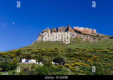 Castel Rosso auch bekannt als rotes Schloss in der Nähe von Karystos, Euböa, Griechenland gegen einen blauen Himmel und der Mond Stockfoto