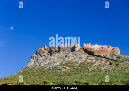 Castel Rosso auch bekannt als rotes Schloss in der Nähe von Karystos, Euböa, Griechenland gegen einen blauen Himmel und der Mond Stockfoto