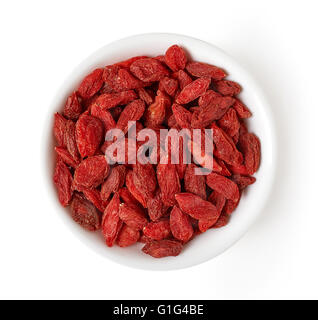 Schüssel mit getrockneten Goji Beeren isolierten auf weißen Hintergrund, Ansicht von oben Stockfoto