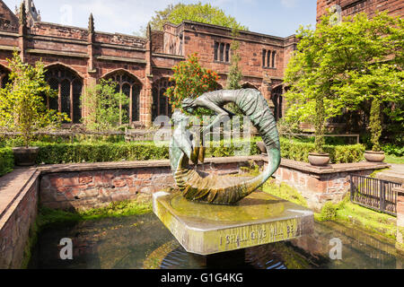 Chester Kathedrale Klostergarten mit Statue The Water of Life, repräsentieren die Begegnung zwischen Jesus und die Frau des Samari Stockfoto