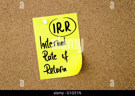 Business Acronym IRR Internal Rate Of Return written on yellow paper note pinned on cork board with white thumbtack, copy space Stockfoto