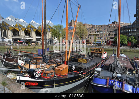 Oudehaven (Alter Hafen) Rotterdam Niederlande (Hintergrund Kubushäuser (Kubuswoningen) 1970 Architekten Piet Blom Stockfoto