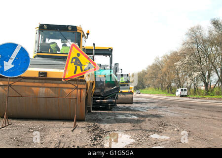 Bau der neuen Asphaltstraße Straßenwalzen Stockfoto