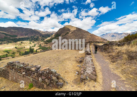 Touristische Erkundung des Inka-Trails führt zu den Ruinen von Pisac, Sacred Valley, großen Reiseziel in der Region Cusco, Peru. Stockfoto