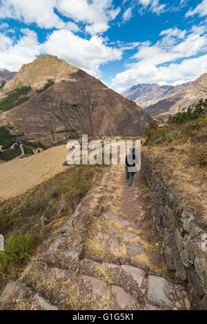 Touristische Erkundung des Inka-Trails führt zu den Ruinen von Pisac, Sacred Valley, großen Reiseziel in der Region Cusco, Peru. Stockfoto