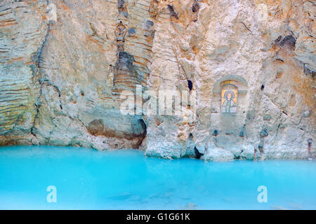 natürlichen unterirdischen Karst mineralischen See Proval mit reinen blauen Wasser und Ikone der Mashuk Berg in Pjatigorsk, Nordkaukasus, Stockfoto