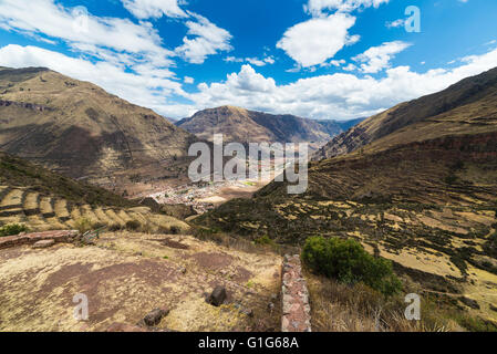 Weiten Blick auf das Heilige Tal, Peru von Inkastätte Pisac, großen Reiseziel in der Region Cusco, Peru. Alten Inka rui Stockfoto