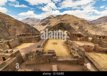 Weiten Blick auf das Heilige Tal, Peru von Inkastätte Pisac, großen Reiseziel in der Region Cusco, Peru. Alten Inka rui Stockfoto