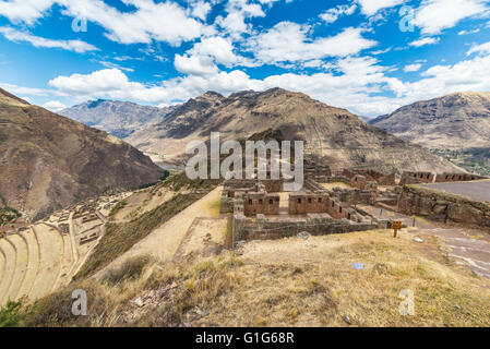 Weiten Blick auf das Heilige Tal, Peru von Inkastätte Pisac, großen Reiseziel in der Region Cusco, Peru. Alten Inka rui Stockfoto