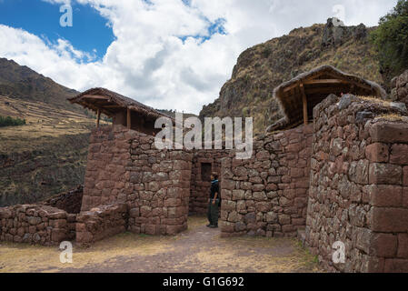 Touristische Erkundung des Inka-Trails führt zu den Ruinen von Pisac, Sacred Valley, großen Reiseziel in der Region Cusco, Peru. Stockfoto