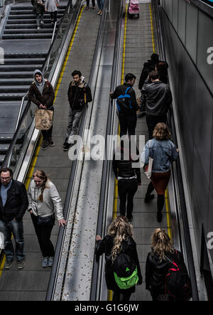 Menschen auf der Rolltreppe am Amsterdamer Hauptbahnhof erschossen von oben Stockfoto