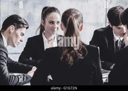 Gruppe von Geschäftsleuten, die gemeinsam auf Treffen im Büro Stockfoto
