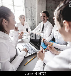 Gruppe von Geschäftsleuten, die gemeinsam auf Treffen im Büro Stockfoto