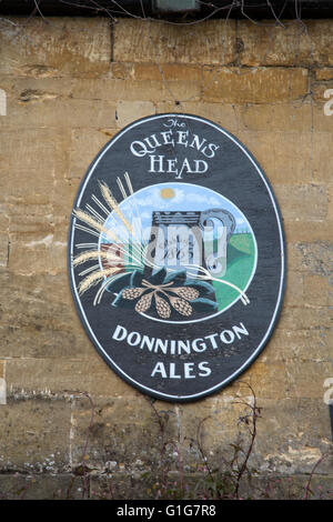 Die Königin Head Inn und Pub Schild; Verstauen Sie auf die würde; England; UK Stockfoto