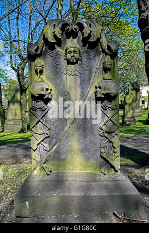 Ein aus dem 18. Jahrhundert Grabstein im Kirchhof der St. Cuthbert in Edinburgh, Schottland, Großbritannien. Stockfoto