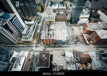 Ansicht von Gebäuden entlang der Adelaide Street und Simcoe Street in der Innenstadt von Toronto, Ontario. Stockfoto