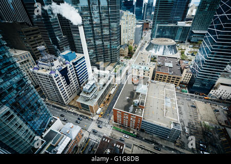 Ansicht von Gebäuden entlang Simcoe Street und Adelaide Street in der Innenstadt von Toronto, Ontario. Stockfoto