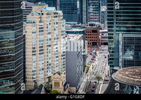 Blick auf modernen Gebäuden entlang Simcoe Street, im Financial District von Toronto, Ontario. Stockfoto