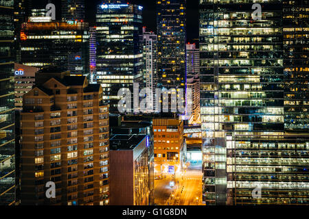 Blick auf modernen Gebäuden entlang Simcoe Street in der Nacht, in der finanziellen Bezirk von Toronto, Ontario. Stockfoto