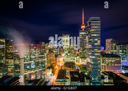 Blick auf modernen Gebäuden entlang Simcoe Street in der Nacht, in der finanziellen Bezirk von Toronto, Ontario. Stockfoto