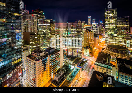 Blick auf modernen Gebäuden entlang Simcoe Street in der Nacht, in der finanziellen Bezirk von Toronto, Ontario. Stockfoto