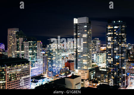 Blick auf moderne Wolkenkratzer in der Nacht, in der Innenstadt von Toronto, Ontario. Stockfoto