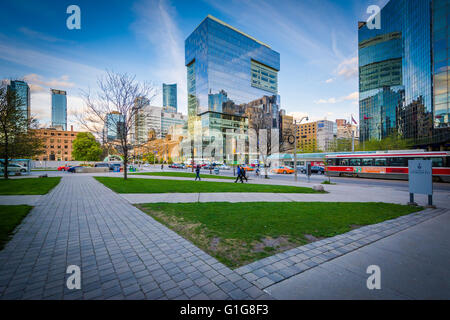 Gehwege und moderne Gebäude an der Kreuzung der University Avenue und College Street, an der University of Toronto in Toro Stockfoto