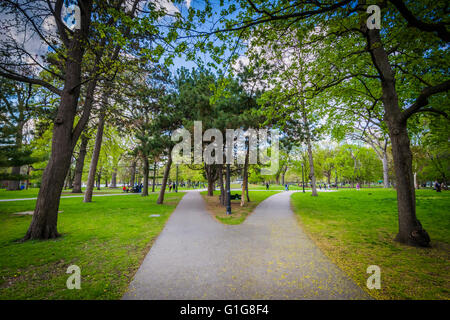 Gehwege im Queens Park in Toronto, Ontario. Stockfoto