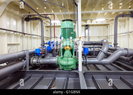 Wasserpumpe auf Bohrer Schiff - Industriezone installiert. Stockfoto