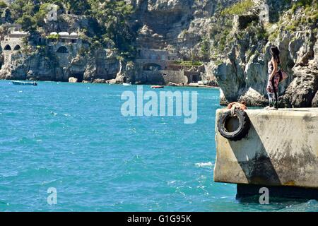 Eine Frau, die an der Marina Grande in Positano Italien Stockfoto