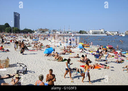 GDYNIA, Polen - 26. Juli 2012: Überfüllten städtischen Strand in Gdynia, Ostsee, Polen Stockfoto