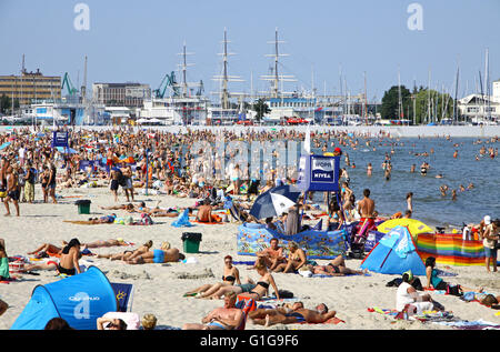 GDYNIA, Polen - 26. Juli 2012: Überfüllten städtischen Strand in Gdynia, Ostsee, Polen Stockfoto