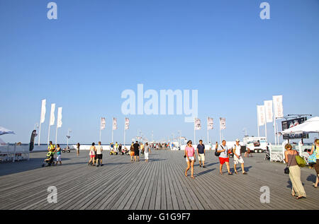 SOPOT, Polen - 26. Juli 2012: Touristen zu Fuß entlang der Mole in Sopot Stadt. Erbaut im Jahre 1827 ist diesem Pier 511,5 m die längste Holzmole Europas Stockfoto