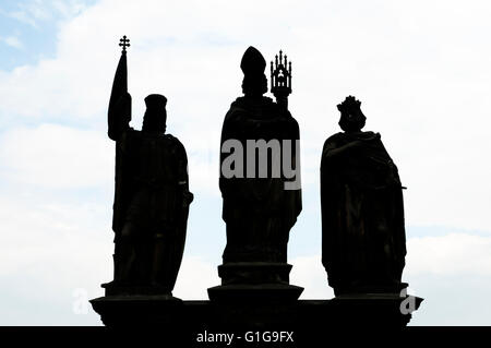 Dunkle Silhouette Statuen der Heiligen Norbert von Xanten, Wenzel & Sigismund - Prag Stockfoto