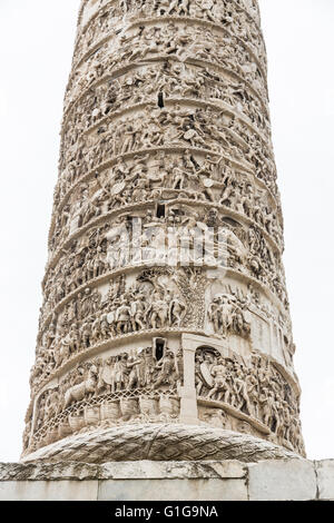 Spalte von Marcus Aurelius, Piazza Colonna, Rom: Doric römische Siegessäule, Spirale Relief der Donau oder Marcomannic Kriege Stockfoto