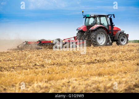 Traktor-Anbau von Weizen Stoppelfeld, Ernterückstände. Stockfoto