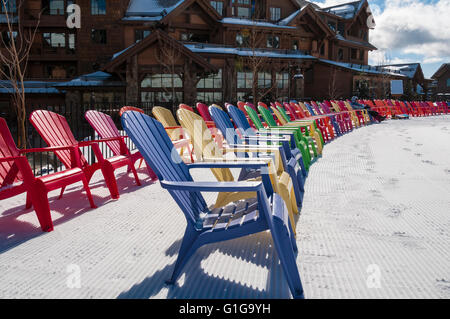 Adirondack Stühle vor Grand Lodge am Peak 7, Breckenridge Ski Resort, Breckenridge, Colorado. Stockfoto