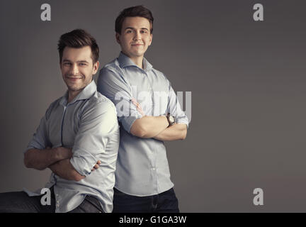 Zwei junge hübsche Brüder posiert auf dem Familienfoto Stockfoto