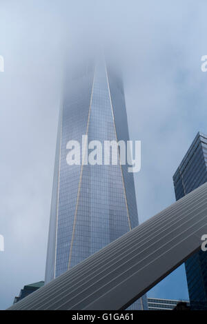 Stimmungsvolle Bild des World Trade Centers mit der Oberseite teilweise von Wolken verdeckt Stockfoto