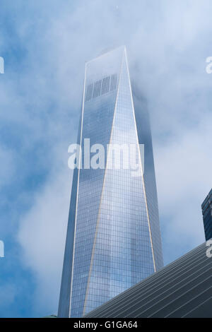 Stimmungsvolle Bild des World Trade Centers mit der Oberseite teilweise von Wolken verdeckt Stockfoto