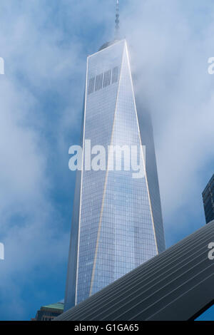 Stimmungsvolle Bild des World Trade Centers mit der Oberseite teilweise von Wolken verdeckt Stockfoto