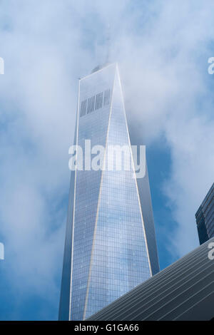Stimmungsvolle Bild des World Trade Centers mit der Oberseite teilweise von Wolken verdeckt Stockfoto