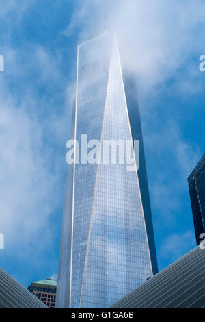Stimmungsvolle Bild des World Trade Centers mit der Oberseite teilweise von Wolken verdeckt Stockfoto