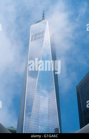 Stimmungsvolle Bild des World Trade Centers mit der Oberseite teilweise von Wolken verdeckt Stockfoto