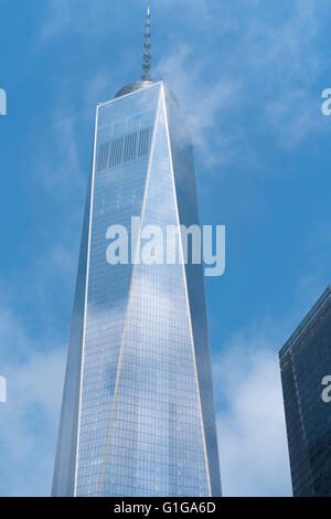 Stimmungsvolle Bild des World Trade Centers mit der Oberseite teilweise von Wolken verdeckt Stockfoto