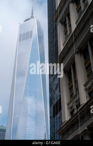 Stimmungsvolle Bild des World Trade Centers mit der Oberseite teilweise von Wolken verdeckt Stockfoto