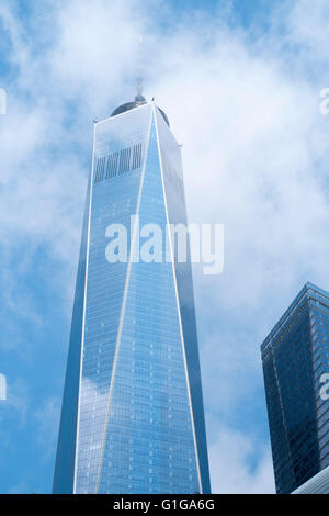 Stimmungsvolle Bild des World Trade Centers mit der Oberseite teilweise von Wolken verdeckt Stockfoto