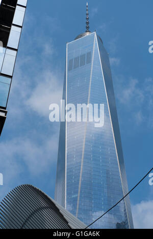 Stimmungsvolle Bild des World Trade Centers mit einigen Wolken rund um den oberen Teil Stockfoto